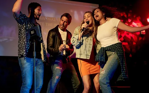 Miniatura 6 de Singing Machine SingCast MAX - Máquina de karaoke con Bluetooth y video casting, altavoz de fiesta, micrófono, 22 efectos de voz, corrección