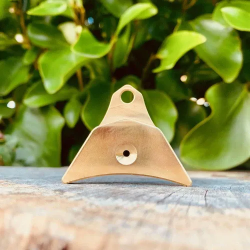 Miniatura 3 de Logan Whistles Ventura - Silbato de perro pastor de latón macizo con cordón de cuero, 100% fabricado en el Reino Unido, silbato de entrenamiento