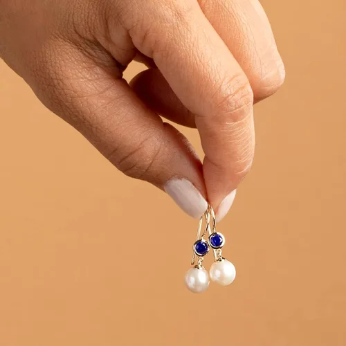 Miniatura 6 de Peora Aretes colgantes de oro amarillo de 14 quilates, perlas blancas cultivadas en agua dulce de 0.315 in y zafiro azul creado para mujer, piedra