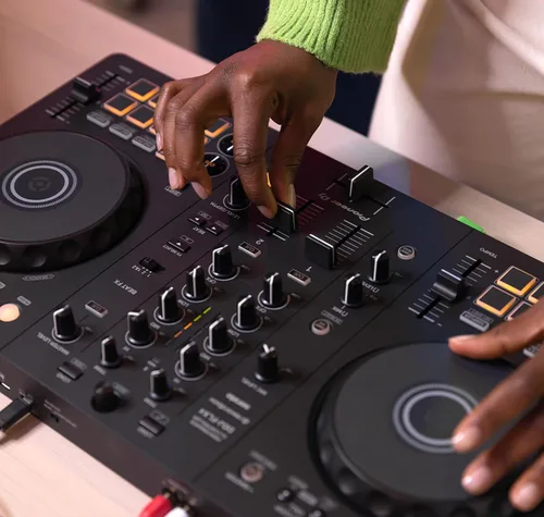 Miniatura 7 de Pioneer DJ DDJ-FLX10 Controlador profesional de DJ de 4 canales, paquete negro con funda de transporte, auriculares HDJ-CUE1, cable XLR y paño