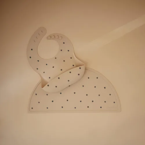 Miniatura 2 de Mushie - Babero de silicona para bebé, ajustable y resistente al agua (margarita negra)