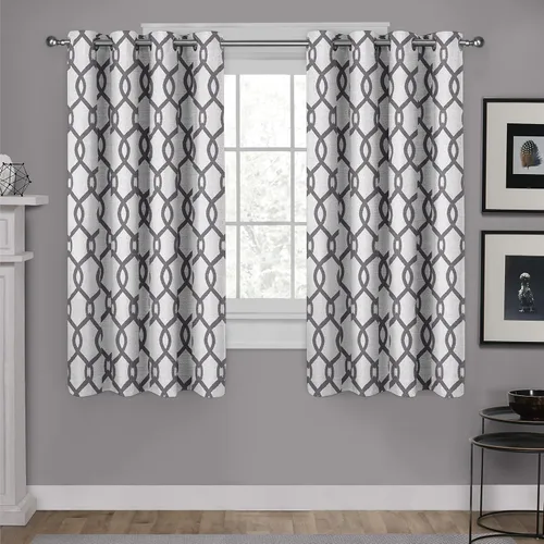 Exclusivas cortinas de hogar Kochi con ojales en la parte superior del panel.