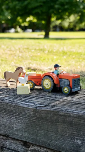 Miniatura 7 de Tender Leaf Toys - Tractor de corral - Juguete de tractor de madera con remolque extraíble, animales y accesorios - Juguete de juego abierto, juego