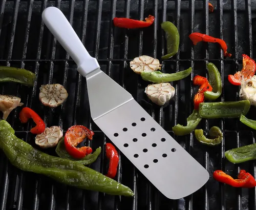 Miniatura 4 de New Star Foodservice 36176 Espátula y volteador de parrilla con mango de plástico flexible, 36,8 cm, perforado, blanco