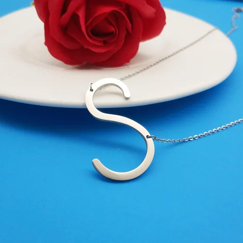 Miniatura 3 de MOMOL - Collar con Inicial Inclinada, de Acero Inoxidable Chapado en Oro de 18K, Dije de Letras Grandes, Collar de Monograma con Nombre para Mujer