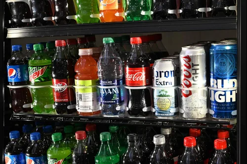 Miniatura 3 de Visi-Slide - Dispensador de bebidas de soda de 20 onzas, deslizamiento alimentado por gravedad para estantes angulares para refrigeradores