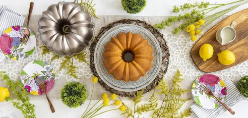 Miniatura 18 de Nordic Ware Bundt Original, 12 tazas, bronce