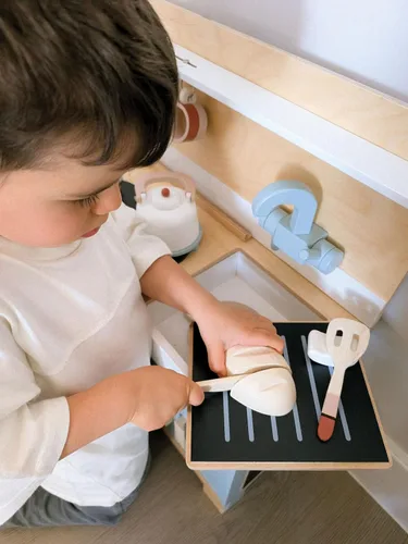 Miniatura 5 de Tender Leaf Toys Mini Chef Home Kitchen – Cocina de madera totalmente equipada con accesorios para cocinar – Desarrolla habilidades sociales