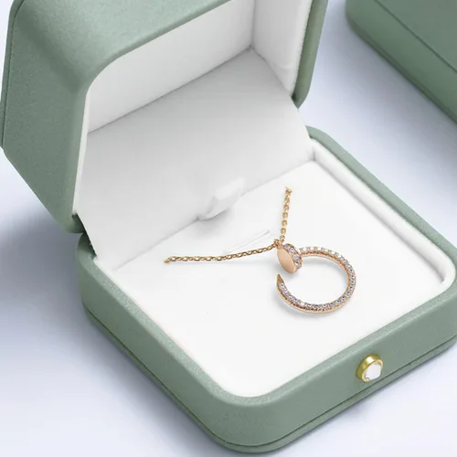 Miniatura 4 de Caja de regalo de joyería interior de terciopelo para collar colgante de cuero verde premium