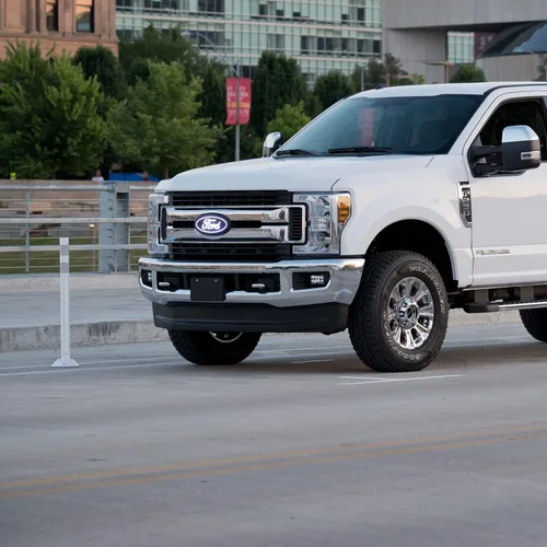 Miniatura 5 de Putco Luminix Emblema de rejilla ovalada con luz LED blanca - Compatible con Ford F250, F350, F450 17-25 sin cámara