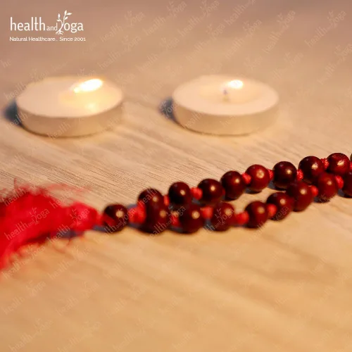 Miniatura 6 de HealthAndYoga™ Mala de Palo de Rosa (108 + 1 Cuentas con Borla) y Bolsa de Terciopelo - Rosario Anudado a Mano para Canto de Mantra, Meditación
