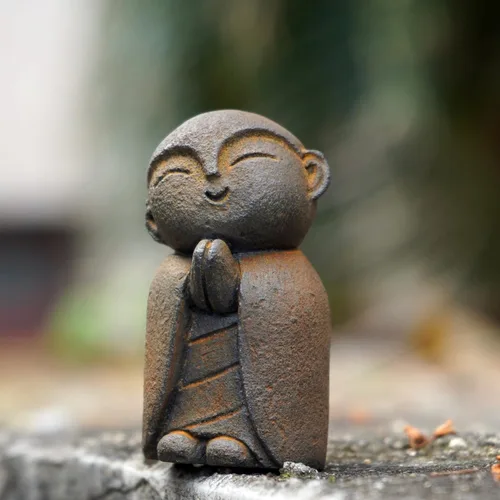 Miniatura 10 de OwMell Estatua de monje japonés de Jizo, figura de Buda Jizo, estatua conmemorativa del acuario, adorno de flores de hierro