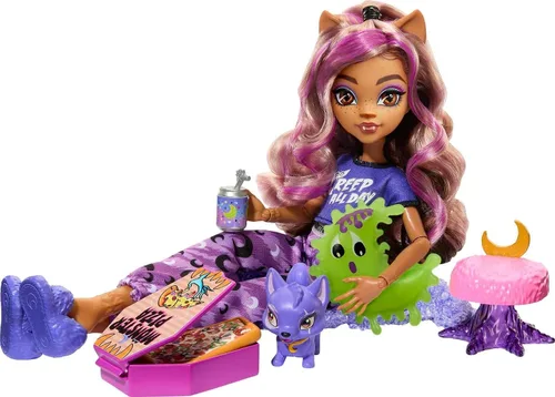 Miniatura 5 de Monster High Muñeca de fiesta Creepover, lobo Clawdeen con media luna de perro, ropa de fiesta de pijamas y accesorios como máscara de ojos y pizza