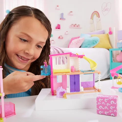 Miniatura 2 de Barbie Mini juegos de casa de muñecas BarbieLand, mini casa de ensueño con muñeca sorpresa de 1.5 pulgadas, muebles y accesorios, además de ascensor