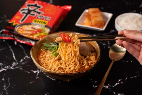 Miniatura 14 de Nongshim Ramen Noodles, Ramen instantáneo gourmet, sopa de fideos microondable premium, Shin picante, paquete familiar, 4.23 onzas (paquete de 16)