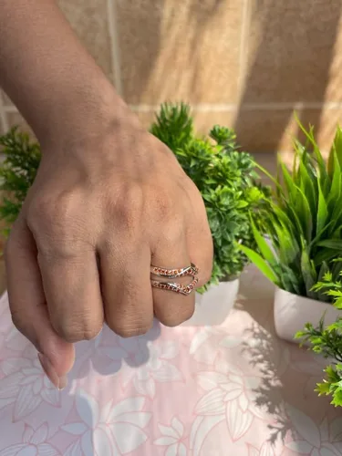 Miniatura 8 de Red Garnet - Anillo de refuerzo en forma de V para mujer, acabado en oro de 14 quilates, anillo de aniversario