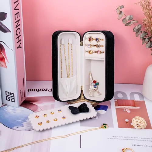 Miniatura 8 de SANQIANWAN Joyero de viaje de terciopelo de felpa para mujer, lujoso, esponjoso, portátil, pequeño, pequeño, joyero, para aretes, anillos, soporte