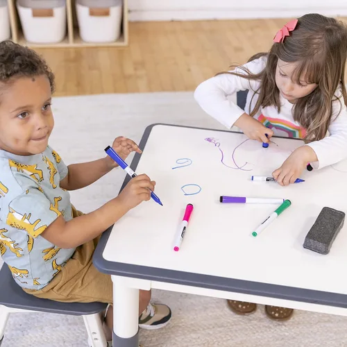 Miniatura 7 de ECR4Kids Mesa de actividades rectangular de borrado en seco con 2 sillas, ajustable, muebles para niños, gris, 3 piezas