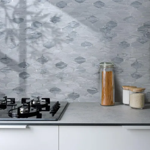Miniatura 3 de DICOFUN 1 lámina de loseta adhesiva en muro de mármol gris largo octogonal, azulejos adhesivos de piedra falsa de PVC con metal plateado para pegar