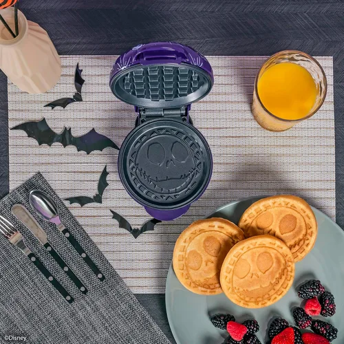 Miniatura 2 de Uncanny Brands Nightmare Before Christmas Jack Skellington Mini waflera - Pequeño aparato de cocina
