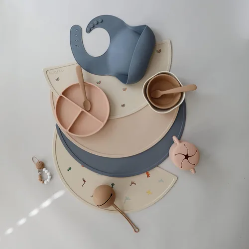 Miniatura 6 de Mushie Mantel Individual de Silicona para Niños Diseño Antideslizante Libre de BPA (Arcoíris)