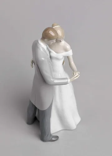 Miniatura 5 de LLADRÓ Figura de porcelana de una pareja de bodas unidos para siempre. boda decorativa del novio y la novia en porcelana brillante.