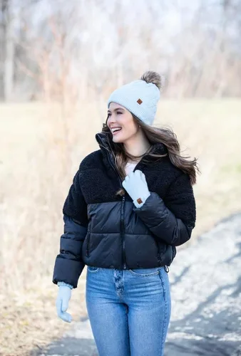 Miniatura 8 de Britt's Knits Gorro de punto cálido para mujer, con forro de felpa, pompón para clima frío