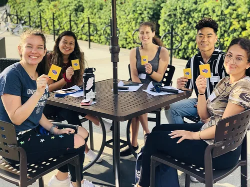 Miniatura 51 de 52 dilemas sociales esenciales: habilidades para que niños y adolescentes prosperen en la escuela secundaria - Tarjetas de conversación creadas por