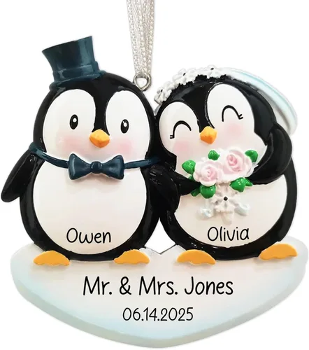 Miniatura 8 de Adorno personalizado de nuestro primer matrimonio de Navidad 2026 Pareja recién casada en auto de boda vintage para árbol de Navidad Regalo