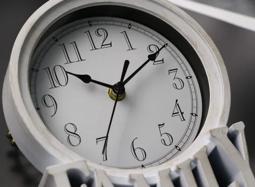 Miniatura 5 de Reloj de sobremesa de 6.5 pulgadas, estilo vintage, sin tictac, funciona con pilas, con movimiento de cuarzo, vidrio HD para niños, dormitorio, sala