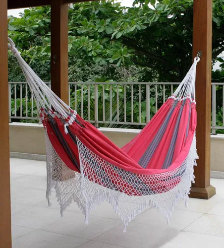 Miniatura 2 de NOVICA - Hamaca brasileña de tela de algodón a rayas color rojo y gris XL para 2 personas, con flecos de ganchillo blancos, “Samba escarlata” (doble)