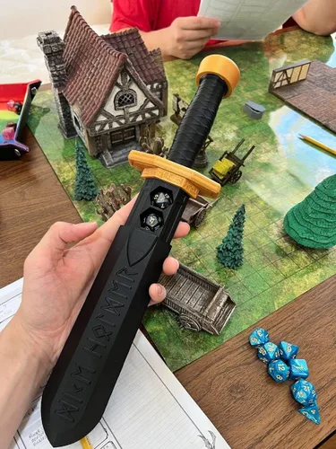 Miniatura 2 de MunnyGrubbers - Soporte para dados de daga de espada - (Juego de 7 dados D20 aleatorios incluidos) - Almacenamiento de dados poliédricos Mármol