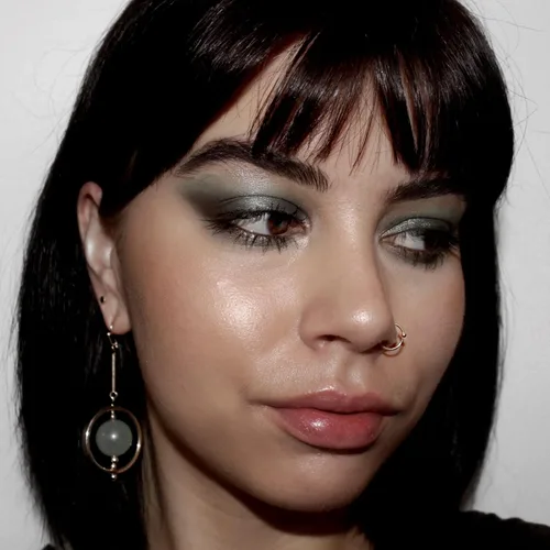 Miniatura 6 de Makeup Revolution Conceal & Fix - Polvo fijador, polvo translúcido impermeable, mantiene el maquillaje en su lugar todo el día, vegano y libre