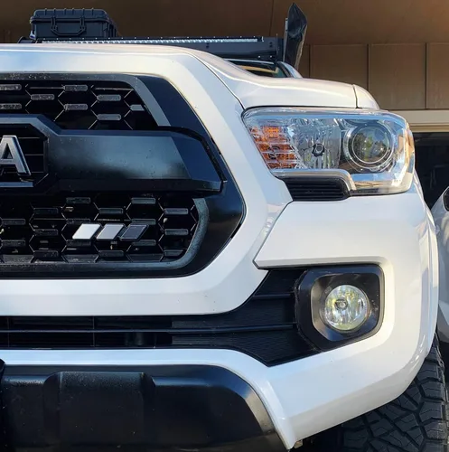Miniatura 3 de iJDMTOY Emblema de rejilla de tres colores con tiras retro y anclajes de perno de cambio sin necesidad de remoción, compatible con Toyota Tacoma