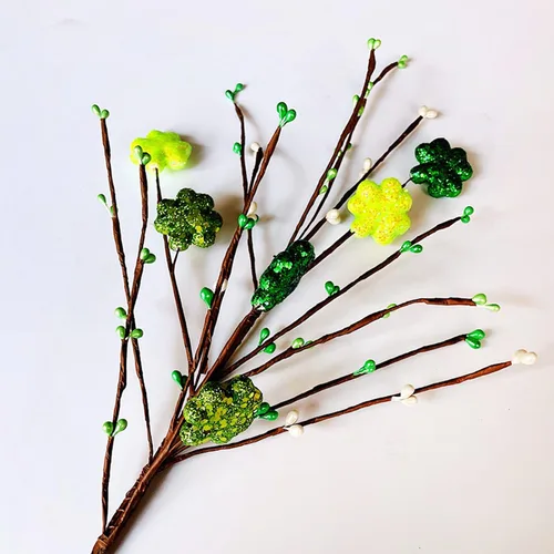 Miniatura 2 de BFYDOAA Paquete de 5 tallos de trébol con purpurina para el día de San Patricio, ramas de trébol verde y bayas para cumpleaños, irlandés, relleno