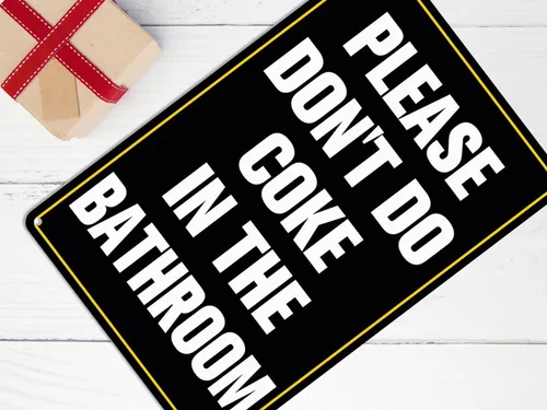 Miniatura 7 de Divertida decoración de baño, bandera de metal para dormitorio universitario, Please Don't Do Coke in The Bath, 12 x 8 pulgadas