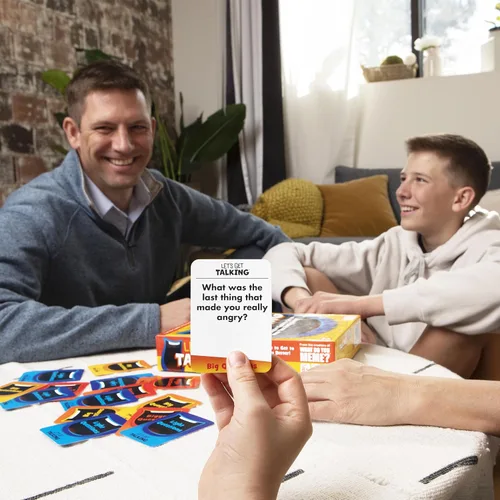 Miniatura 3 de WHAT DO YOU MEME? Let's Get Talking: El juego de preguntas para conocer mejor a tu familia por Relatable, diseñado para mayores de 8 años