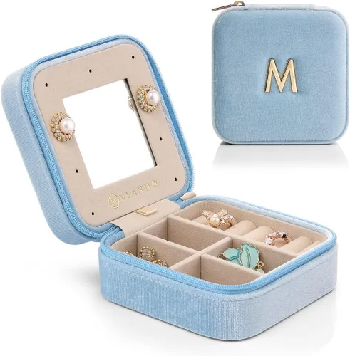 Vlando - Joyero pequeño para viajes, estuche organizador de exhibición para guardar anillos, aretes y collares, terciopelo suave seleccionado, letra