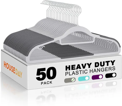 HOUSE DAY Paquete de 50 perchas de plástico, perchas de plástico gris antideslizantes con agarre de goma, colgador resistente con gancho de metal
