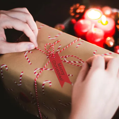Miniatura 6 de jijAcraft Etiquetas de Feliz Navidad – 100 etiquetas de regalo navideñas con cuerda, pequeñas etiquetas rojas de Navidad para recuerdos de fiesta