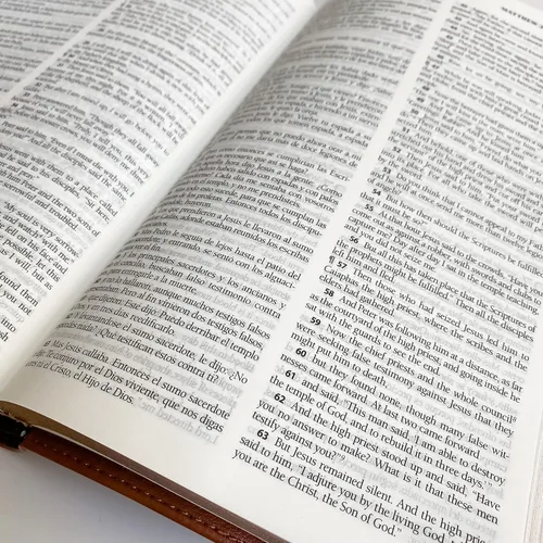 Miniatura 8 de Biblia paralela en español/inglés (RVR/ESV) con letras a mano y grabadas con láser, marrón, incluye opción para agregar nombre grabado, regalo