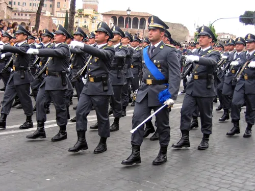 Miniatura 4 de 1996 R 200 Lire Moneda Italiana. Celebrando la Acedemia de "Guardia di Finanza", Unidad de Delitos Financieros. 200 Lira Calificada Por Vendedor