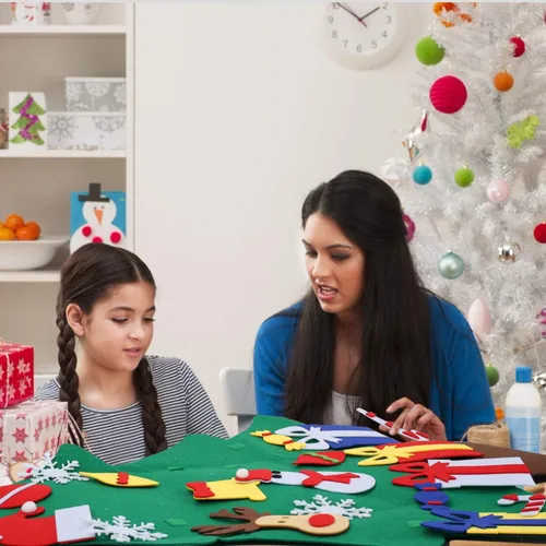 Miniatura 5 de Abakuku Árbol de Navidad de fieltro de bricolaje de 0,9 m para niños con 31 adornos desmontables, decoración navideña para colgar en la pared