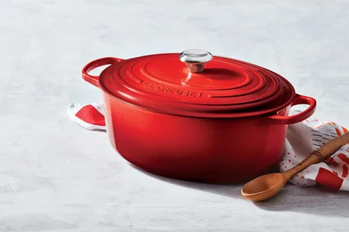 Miniatura 5 de Le Creuset Horno holandés ovalado de hierro fundido esmaltado, 6.75 cuartos de galón, Cereza Cerise
