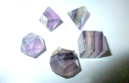 Miniatura 3 de Juegos de geometría sagrada de flurita púrpura azabache, folleto gratuito Jet International Crystal Therapy 5 piedras platónico sólido sólido grado