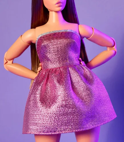 Miniatura 4 de Muñeca Barbie Looks, Colección No. 24 con Cabello Castaño y Moda Moderna Y2K, Vestido Rosa Sin Tirantes con Brillo y Tacones de Puntera Abierta