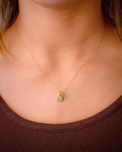 Miniatura 2 de EFYTAL Collar con inicial, pequeño disco personalizado relleno de oro delicado con dije del mes de nacimiento