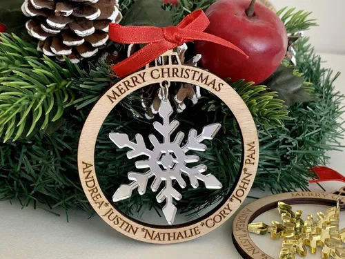 Miniatura 9 de Adorno personalizado para árbol de Navidad 2025, nombres grabados personalizados, miembros de la familia, bola de madera cortada con láser, copos