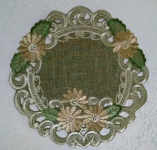 Miniatura 2 de Tapete redondo o mantel individual con margarita dorada sobre arpillera verde salvia, material de lino, tamaño 7 pulgadas