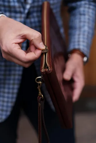 Miniatura 8 de Bolso de mano de cuero para hombre, organizador de muñeca, maletín hecho a mano en Italia, resistencia al tiempo, Marrón